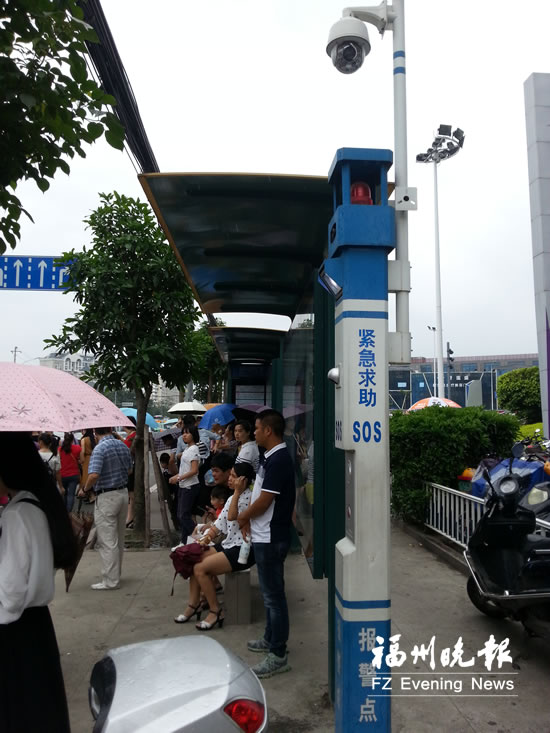 五四北泰禾廣場公交站上立起了一根新式報(bào)警桿